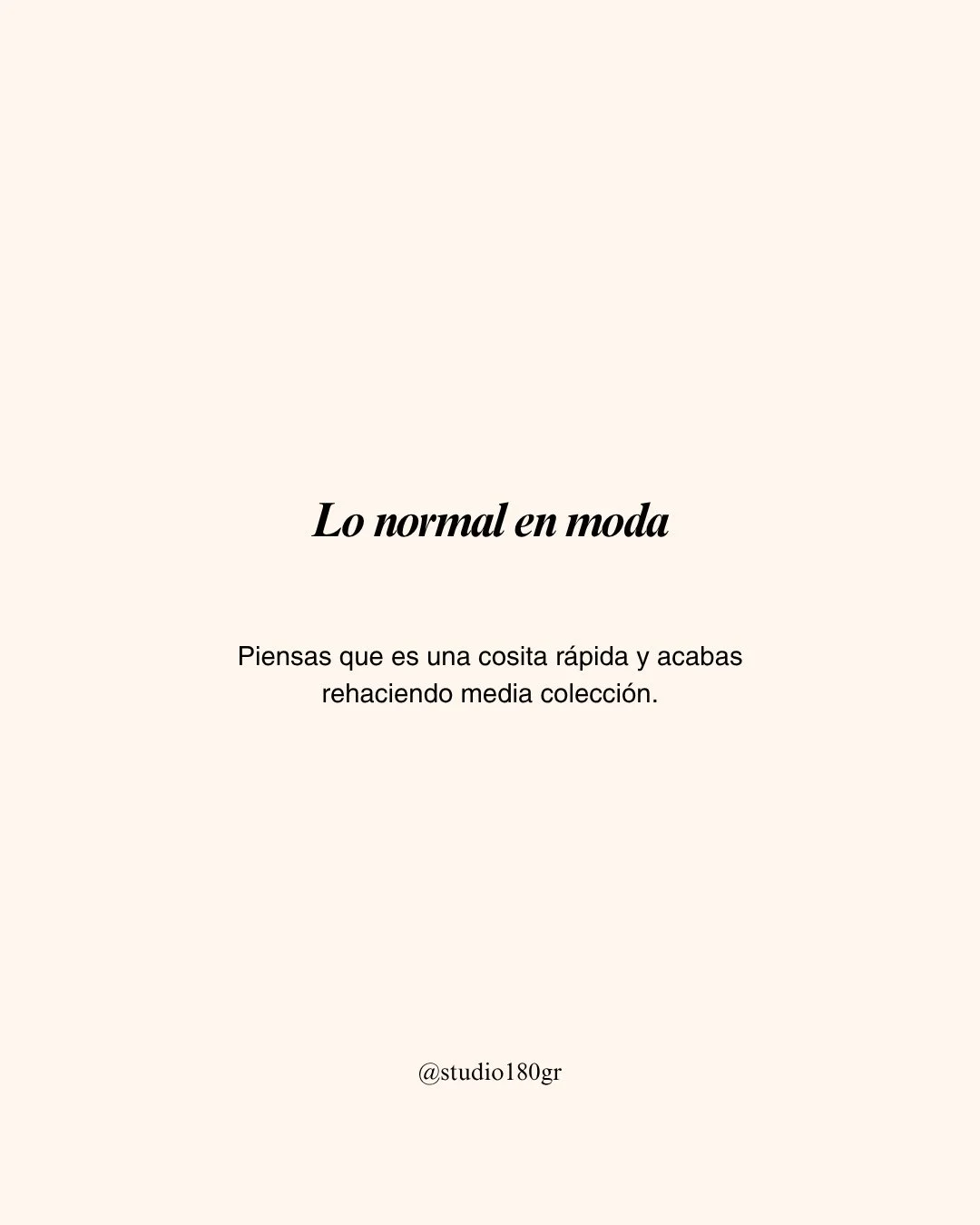 Lo normal en moda.⁠
Piensas que es una cosita r&aacute;pida y acabas rehaciendo media colecci&oacute;n.⁠
⁠
Porque un cambio peque&ntilde;o rara vez se queda en eso.⁠
⁠
Un tejido nuevo cambia la ca&iacute;da. Un largo distinto cambia el consumo.⁠
Un c