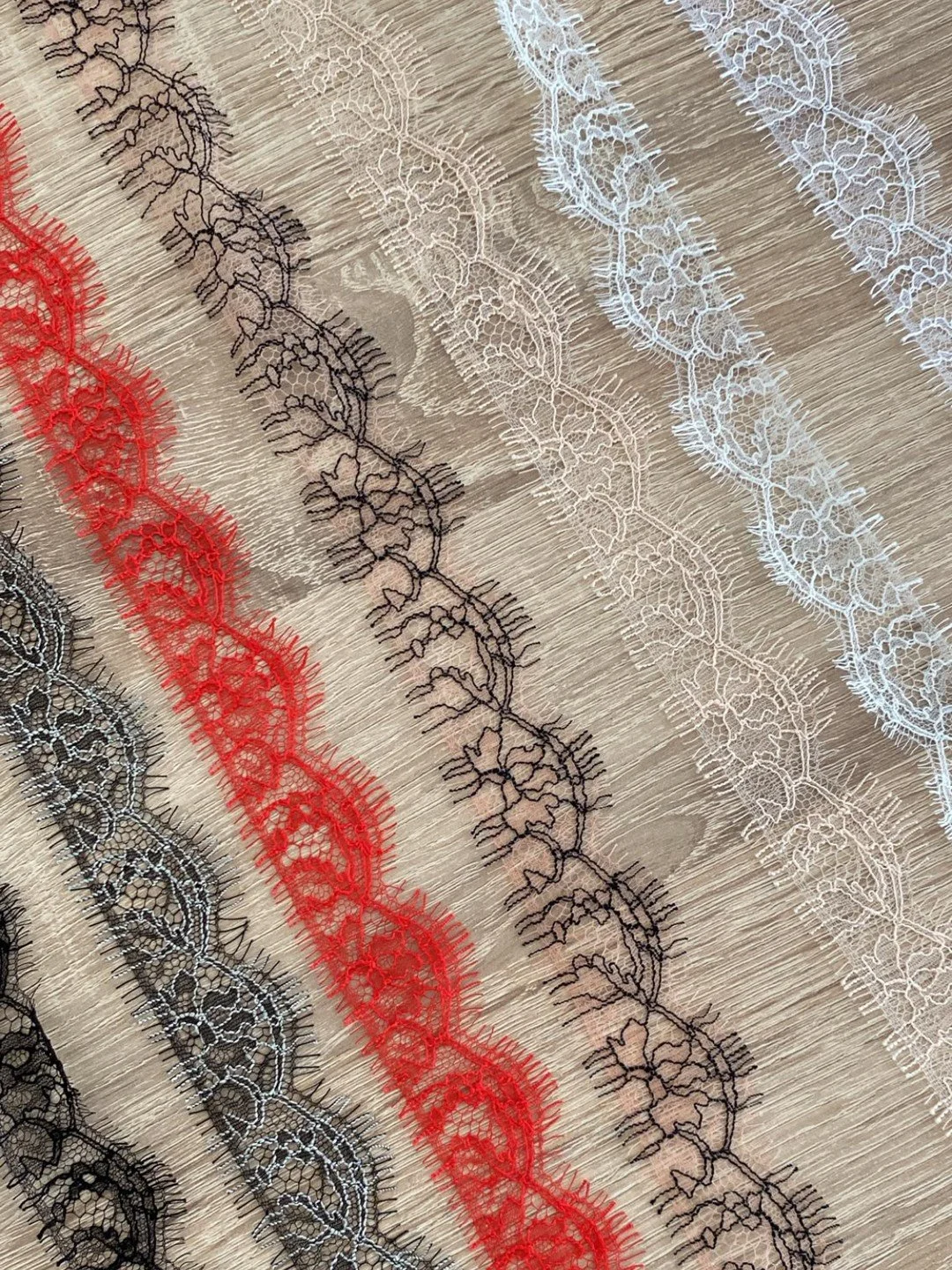 Los detalles tambi&eacute;n se dise&ntilde;an.⁠
⁠
Botones, puntillas, parches, hilos, cremalleras, cordones, etiquetas, ribetes, forros, transfers. Todo eso tambi&eacute;n forma parte de una prenda. Y aunque parezcan decisiones peque&ntilde;as, no lo