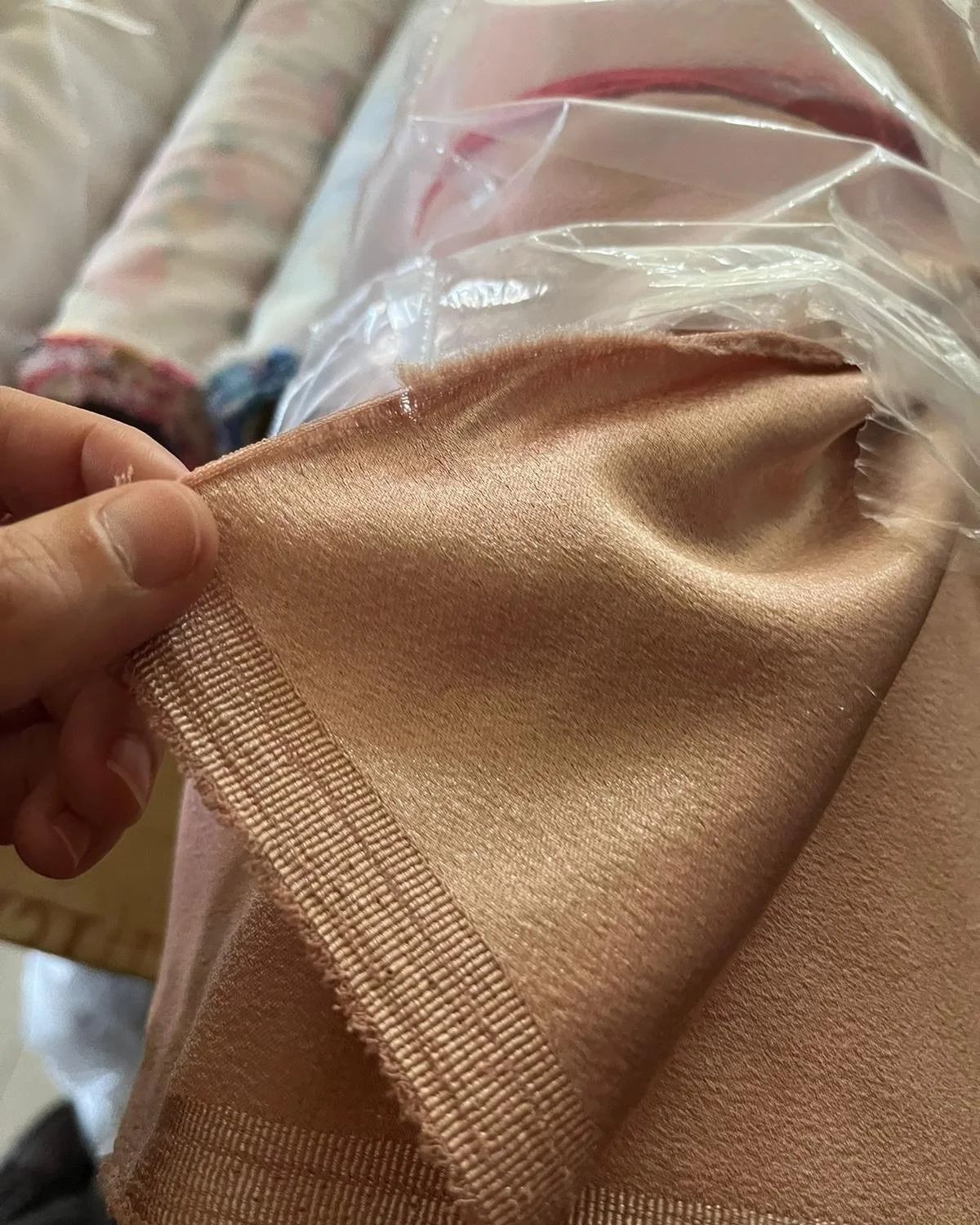 No todo lo que hacemos est&aacute; terminado. La mayor parte del tiempo est&aacute; en proceso.

Muestras que nos llegan para revisar, tejidos que probamos, medidas que cambiamos, detalles que corregimos y decisiones que todav&iacute;a no est&aacute;