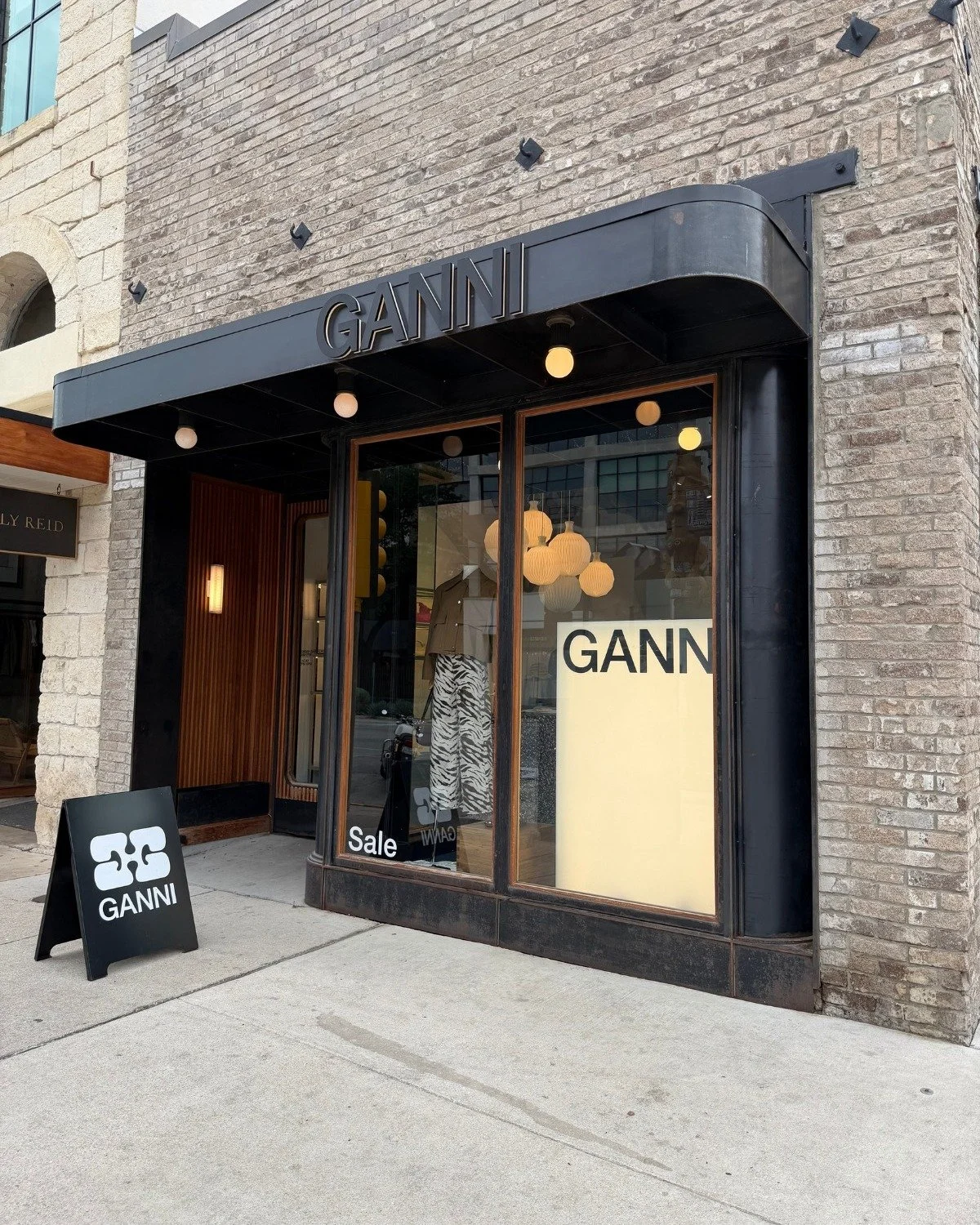 Cosas que vimos paseando por Texas.
1. GANNI Austin. 1200 South Congress Avenue. TX 78704
2. Helvetica Neue Black.
3. Ese escaparate tan adhoc.
4. El merchandising aqu&iacute; se lo toman muy en serio.
5. Little cheese shop.
6. Te los querr&iacute;as