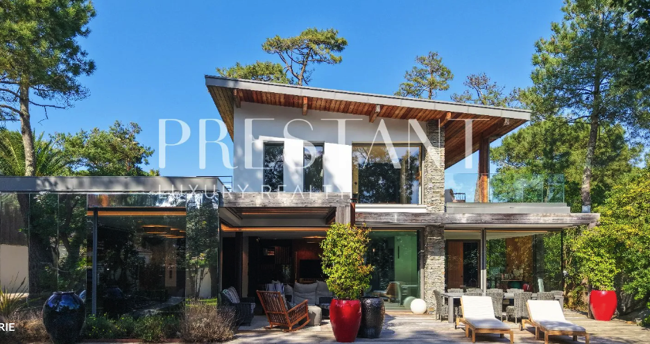 Contemporary house of 265 m², beaches and golf course within walking distance