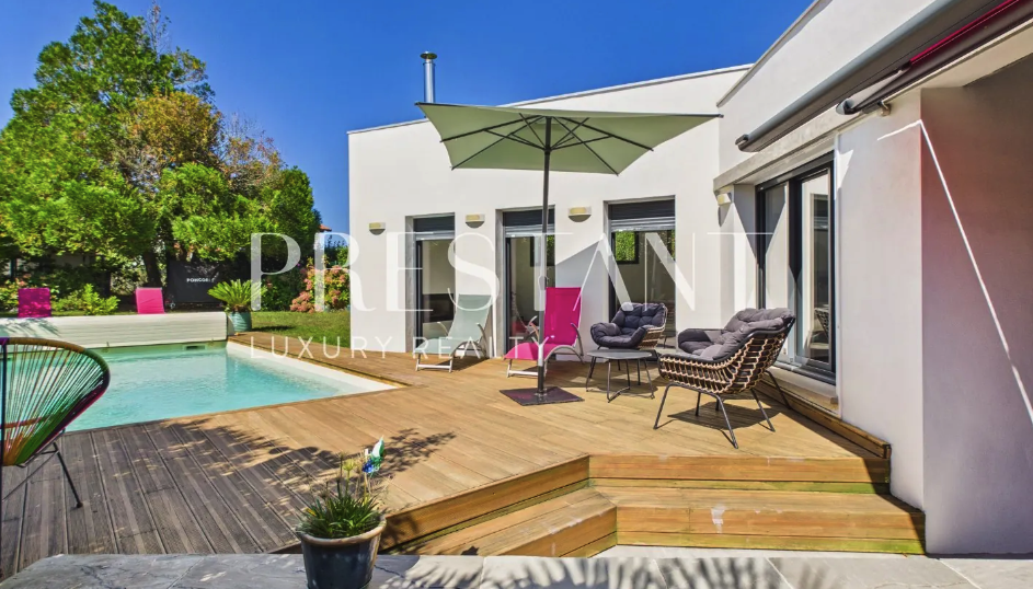 Family home with recent extension and pool, ANGLET