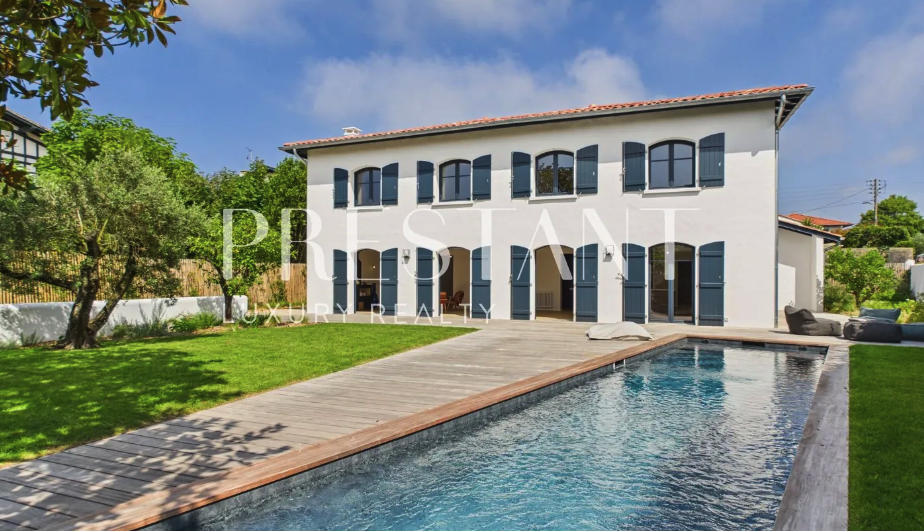 Luxury property between golf course and ocean in Biarritz