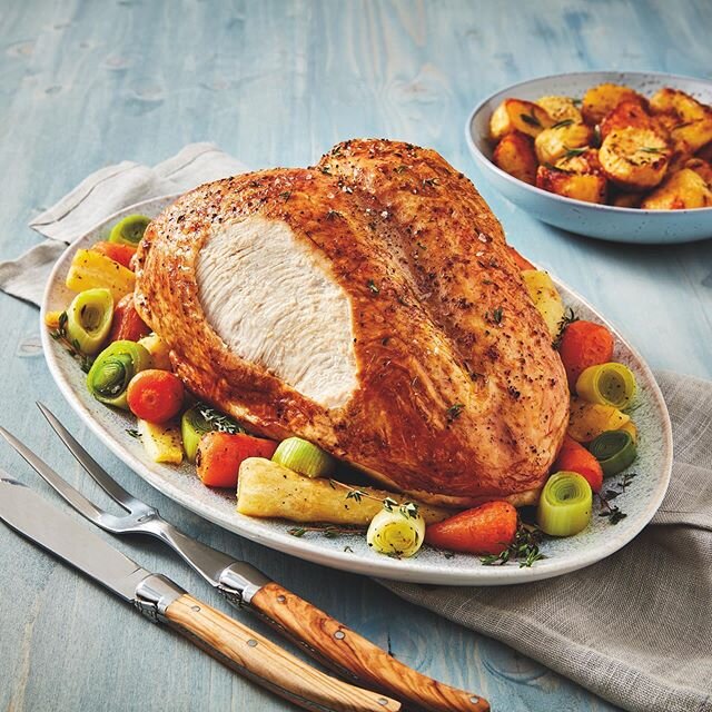 Turkey crownnnn! Yummy shoot for @morrisons Easter campaign! Could defo eat a whole turkey right now... currently watching Paul sashay around the kitchen dancing whilst he cooks🙈... it is going to be a loooong wait 😂😂😂!
.
.
.
#morrisons #foodstyl