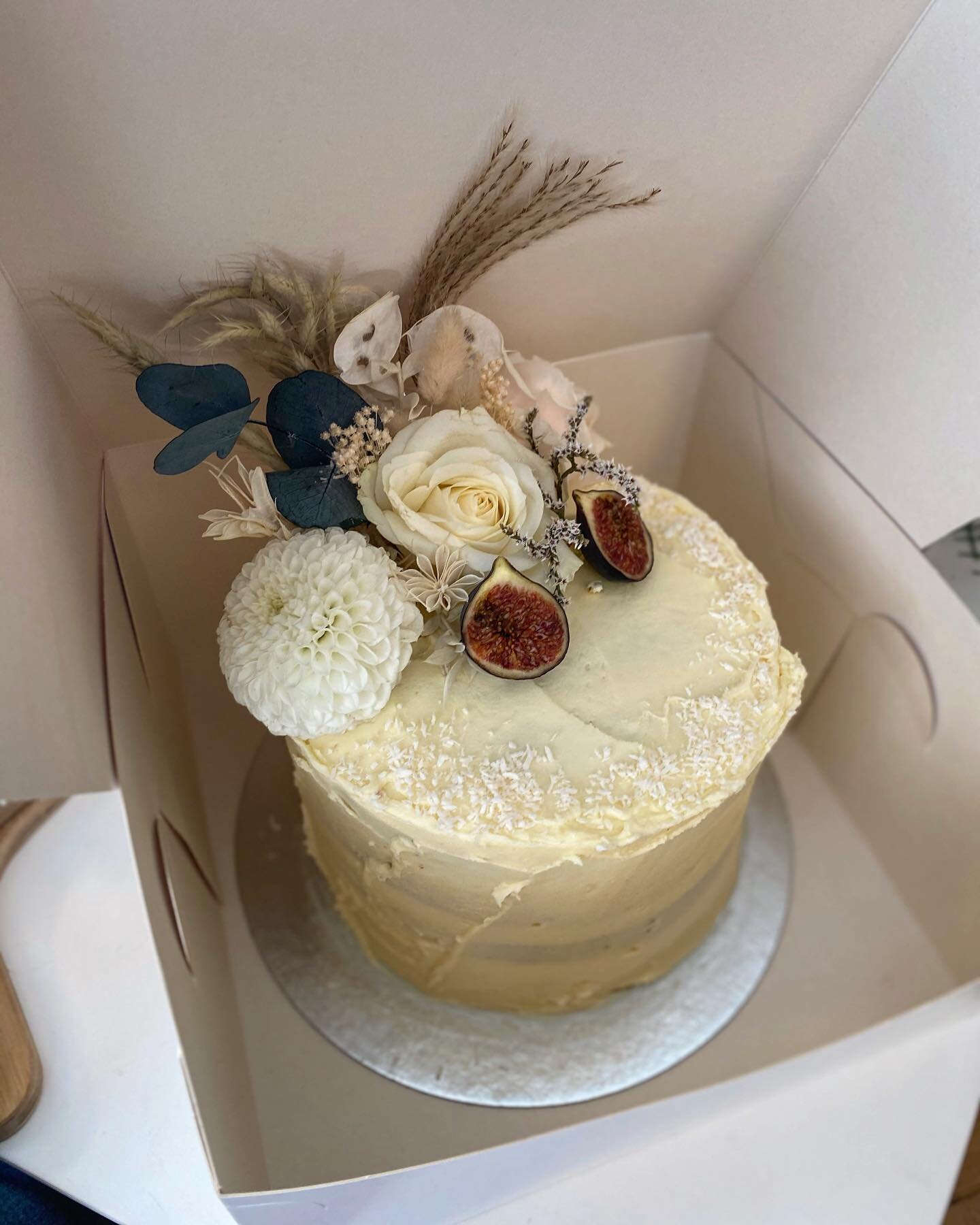 BACK TO WORK no rest for the wicked! We made this beautiful cake this weekend for a lovely lady&rsquo;s birthday party. Inspired by my own wedding cake from @thegingerbearbakery we added some dry textures alongside fresh blooms ❤️#honeymoon can wait