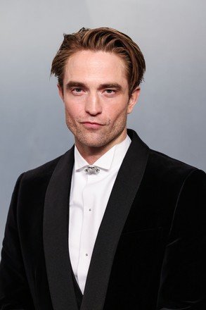 robert-pattinson-wearing-dior-arrives-2026-vanity-440nw-16777955w.jpg