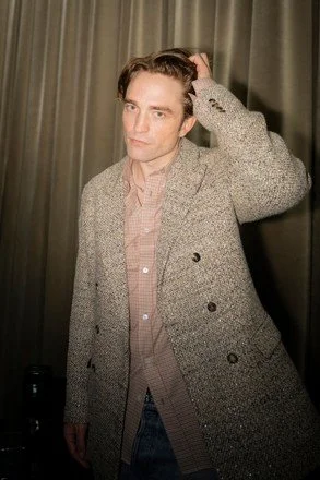 robert-pattinson-during-dior-homme-menswear-fallwinter-440nw-16386461d.jpg