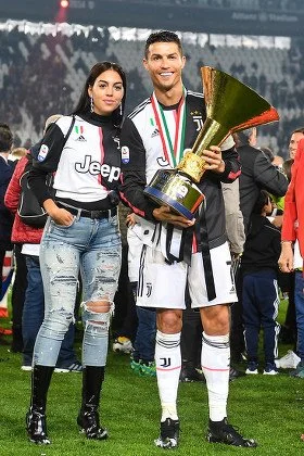 cristiano-ronaldo-juventus-girlfriend-georgina-rodriguez-440nw-10242387f.jpg