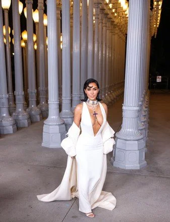 kim-kardashian-wearing-custom-gucci-dress-coat-440nw-14859054ve.jpg