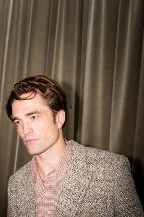 robert-pattinson-during-dior-homme-menswear-fallwinter-440nw-16386461b.jpg