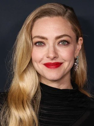 american-actress-amanda-seyfried-wearing-giorgio-armani-440nw-16114181by.jpg