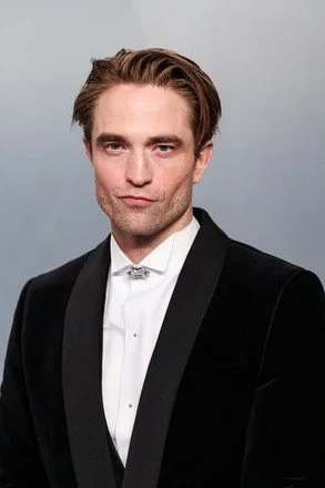 robert-pattinson-wearing-dior-arrives-2026-vanity-440nw-16777979uf.jpg