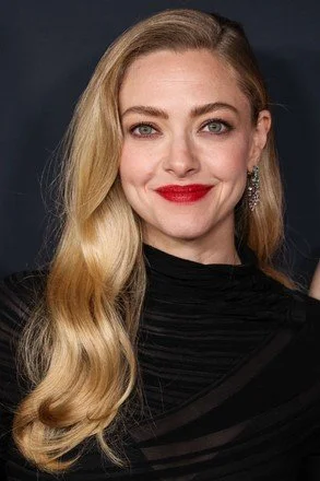 american-actress-amanda-seyfried-wearing-giorgio-armani-440nw-16114181iy.jpg
