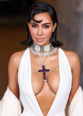 kim-kardashian-wearing-custom-gucci-dress-coat-440nw-14859054vc.jpg