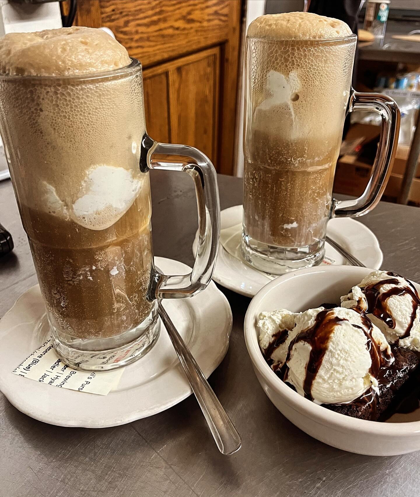 When was the last time you had a Rootbeer Float?
.
.
.
#dessert #lunch #smokehouse #bbq #theblock #wellfleet #capecod #outercape