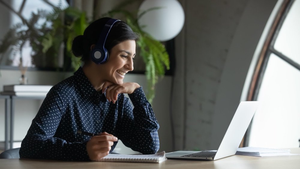 AdobeStock_338902119-webinar-online-training-web-telco-min.jpeg