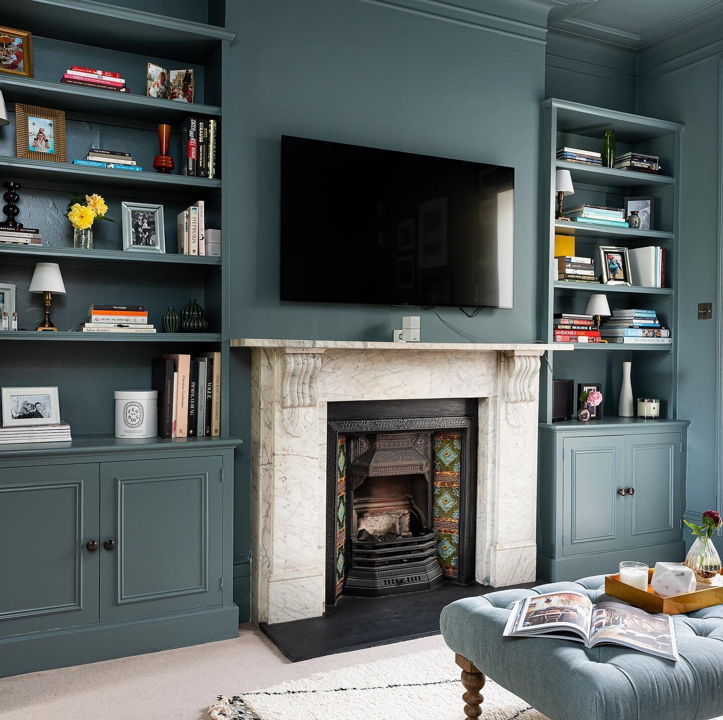 More snug goodness! 🥰 The opposite side to that gorgeous sofa. @farrowandball De Nimes creating the cosiest of spaces and being out all of the beautiful veining in the fireplace. 📷 by the wonderful @vr_interior_photography