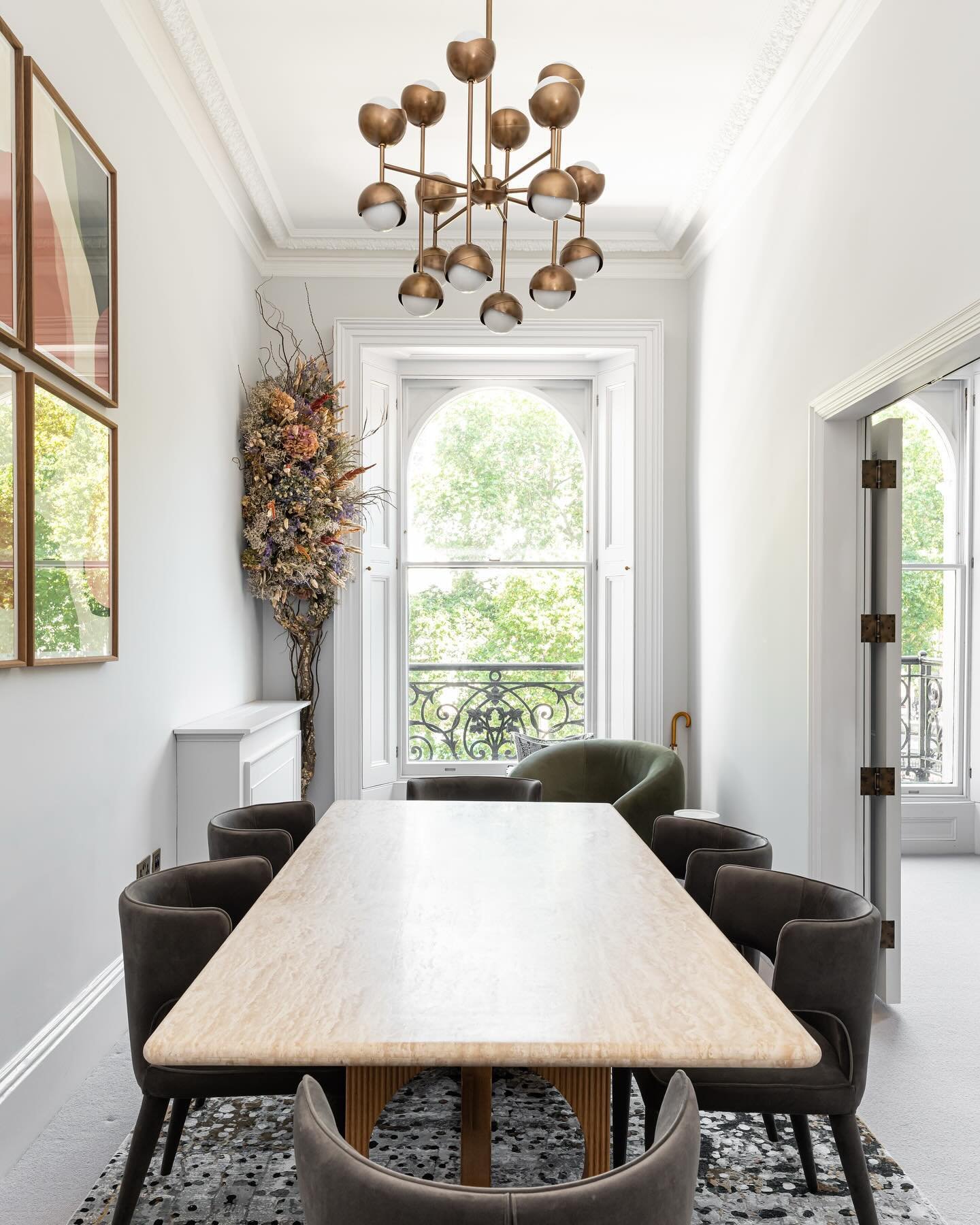 We don&rsquo;t often design commercial spaces but when the brief is &lsquo;to make it feel like home&rsquo;, how could we say no! We designed this welcoming space for @harbor_london headquarters and we couldn&rsquo;t be more in love with result. 💐 @