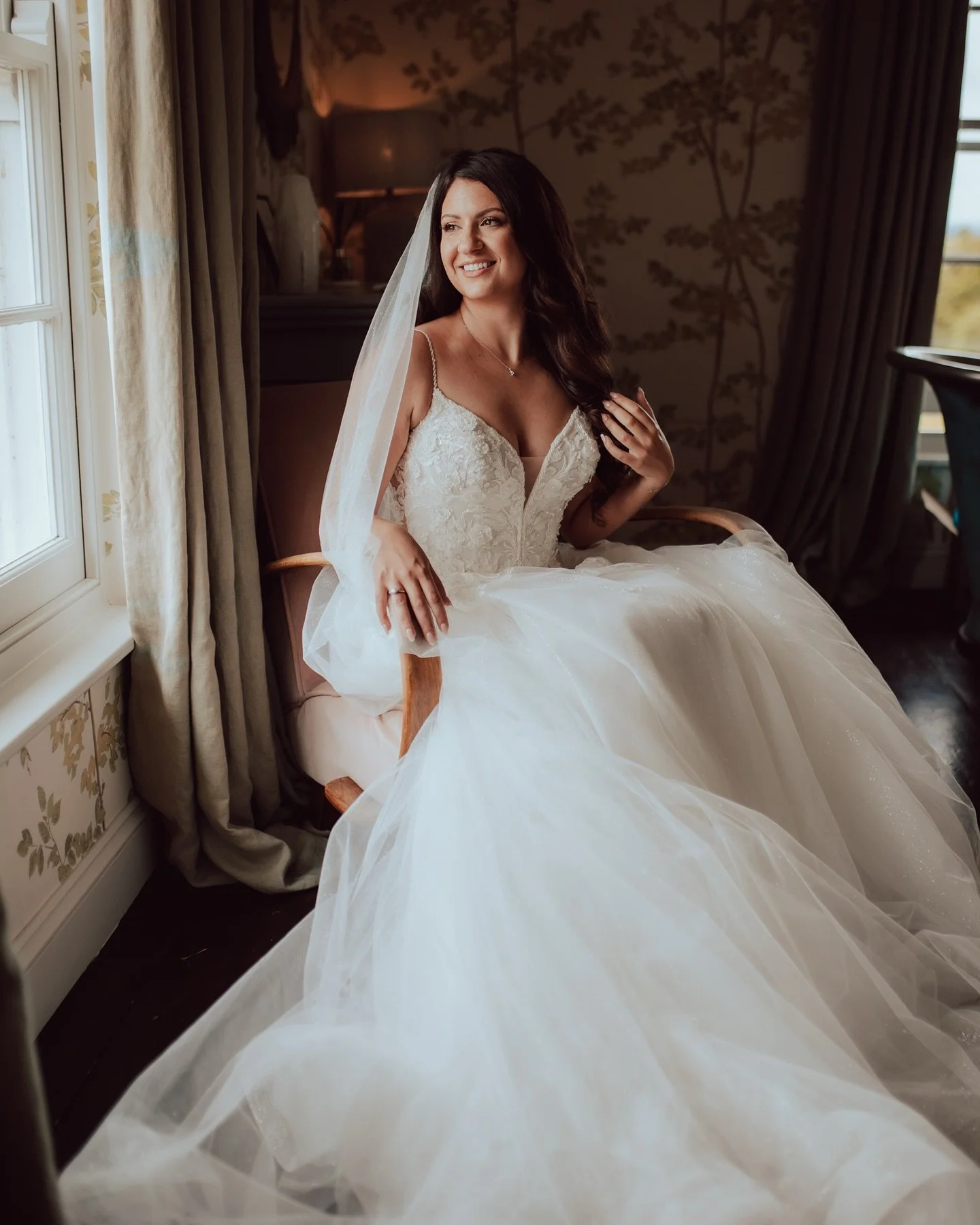 A moment of appreciation for our beautiful Bride Lucia ❤️😮&zwj;💨 

Girrrlllll!! Take us back to this day! More incredible photos to come from David &amp; Lucia&rsquo;s Wedding! When you renew your vows in many years to come, let me tag along! 

Mak