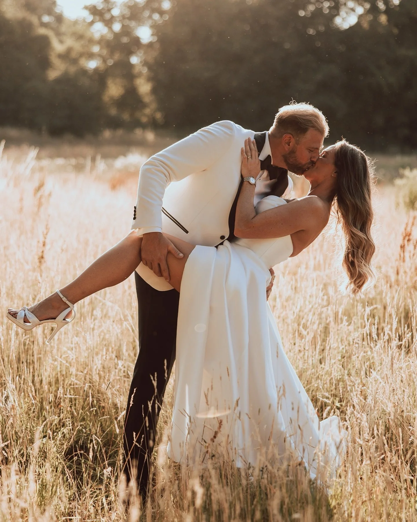 Adam &amp; Jamie&rsquo;s day at The Warren Estate was everything I love about weddings, energy, emotion, and a couple who just get each other. ❤️
They brought the fire all day, but my absolute favourite moment was when I took them away for their suns