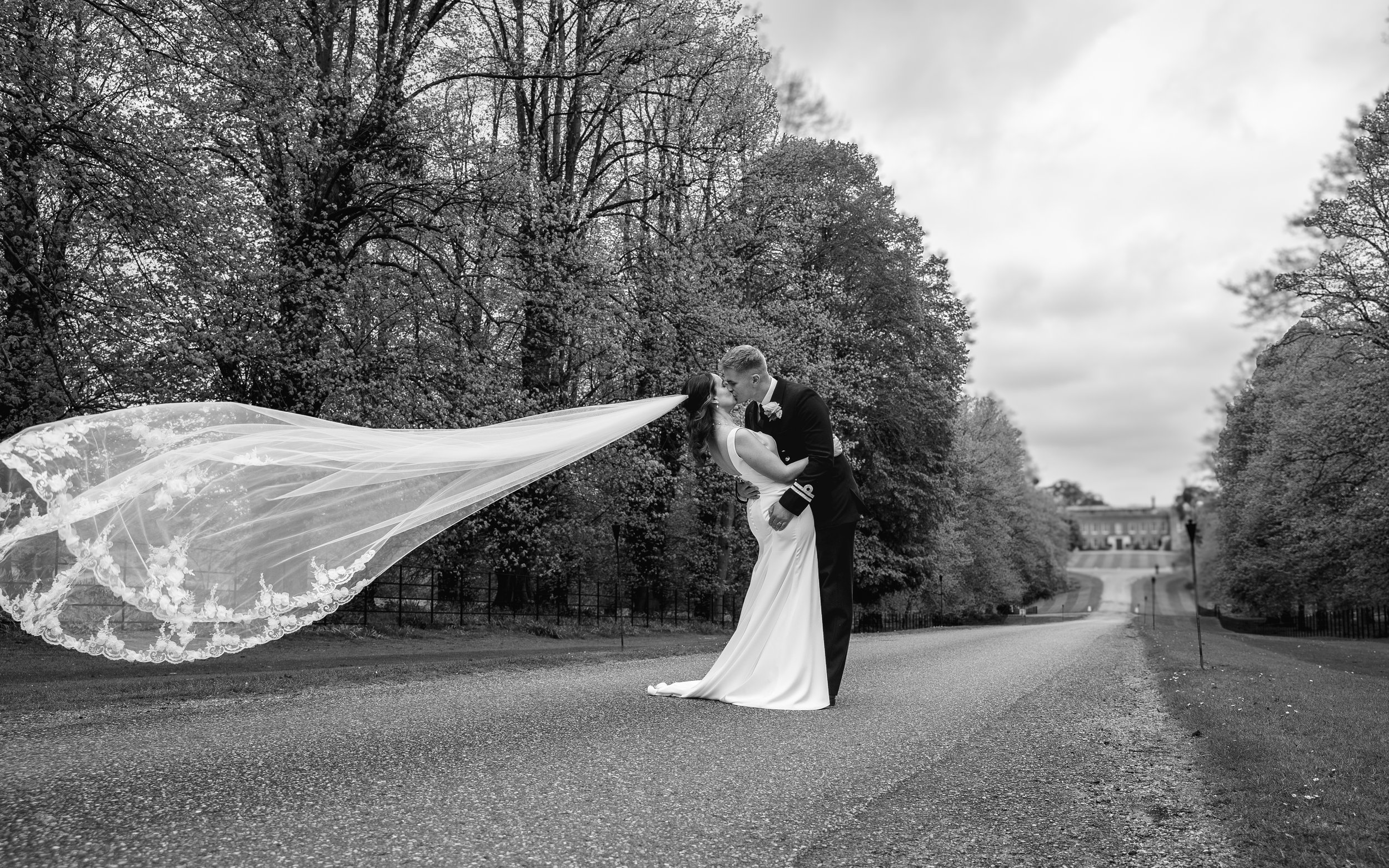 How Many Photos Should a Wedding Photographer Deliver?</span>