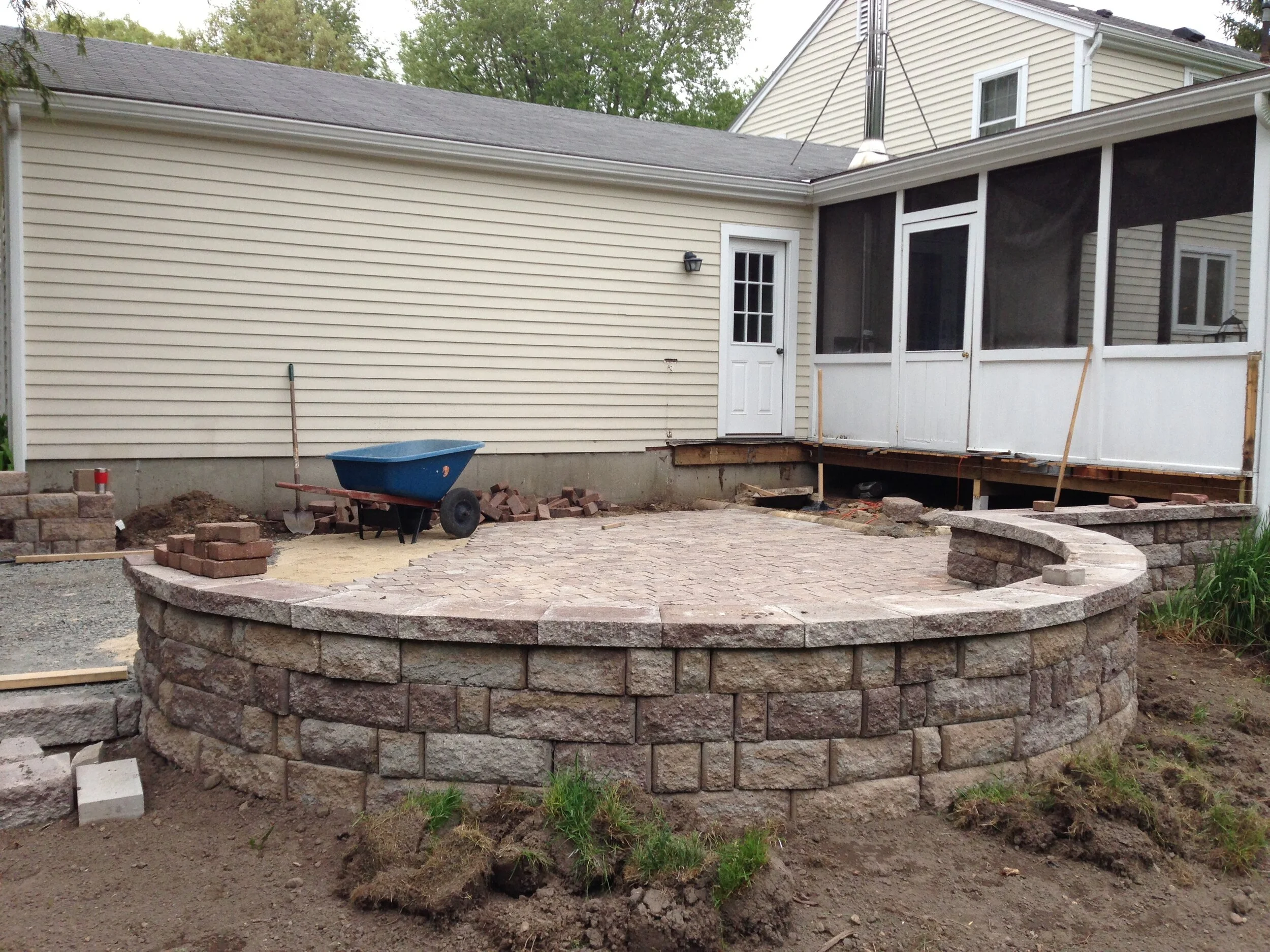 A rounded wall gave the space a focal point for an outdoor fireplace.