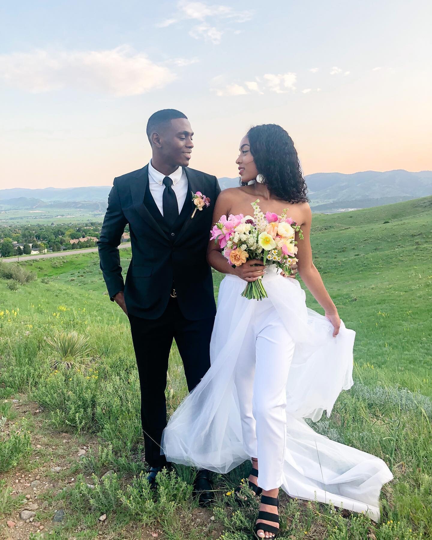 Sneak peek of this week&rsquo;s styled elopement. Rolling green hills, wildflowers, and perfect weather made for an amazing backdrop. 

It was so great to work with this dream team! Looking forward to more collabs in the future 🤍.

Organizer: @amyla