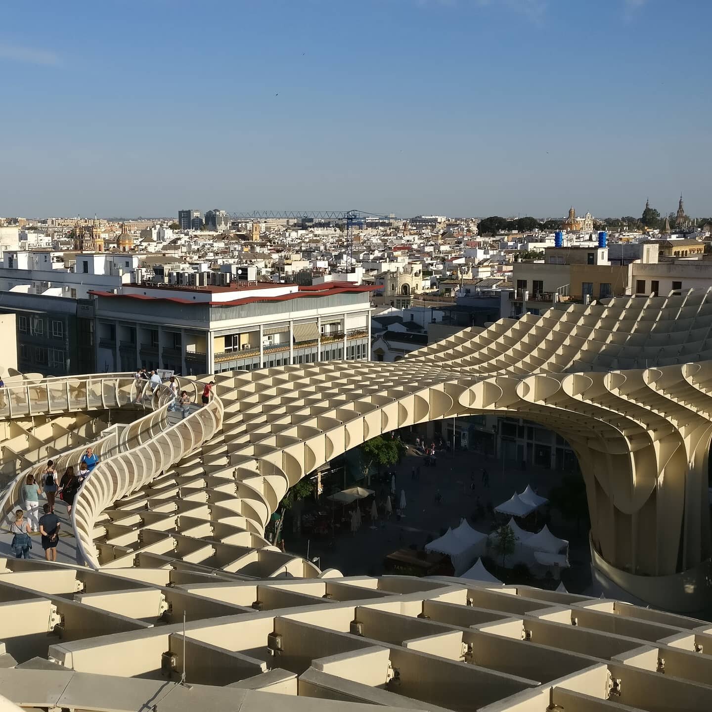 #metrapolparasol is a #wooden structure in #sevillespain. It was finished construction in 2011 and was designed by a #german #architect named #jurgenmayer. 

#travel #travelphotography #traveldiary #trave #architecture #architecturephotography #engin