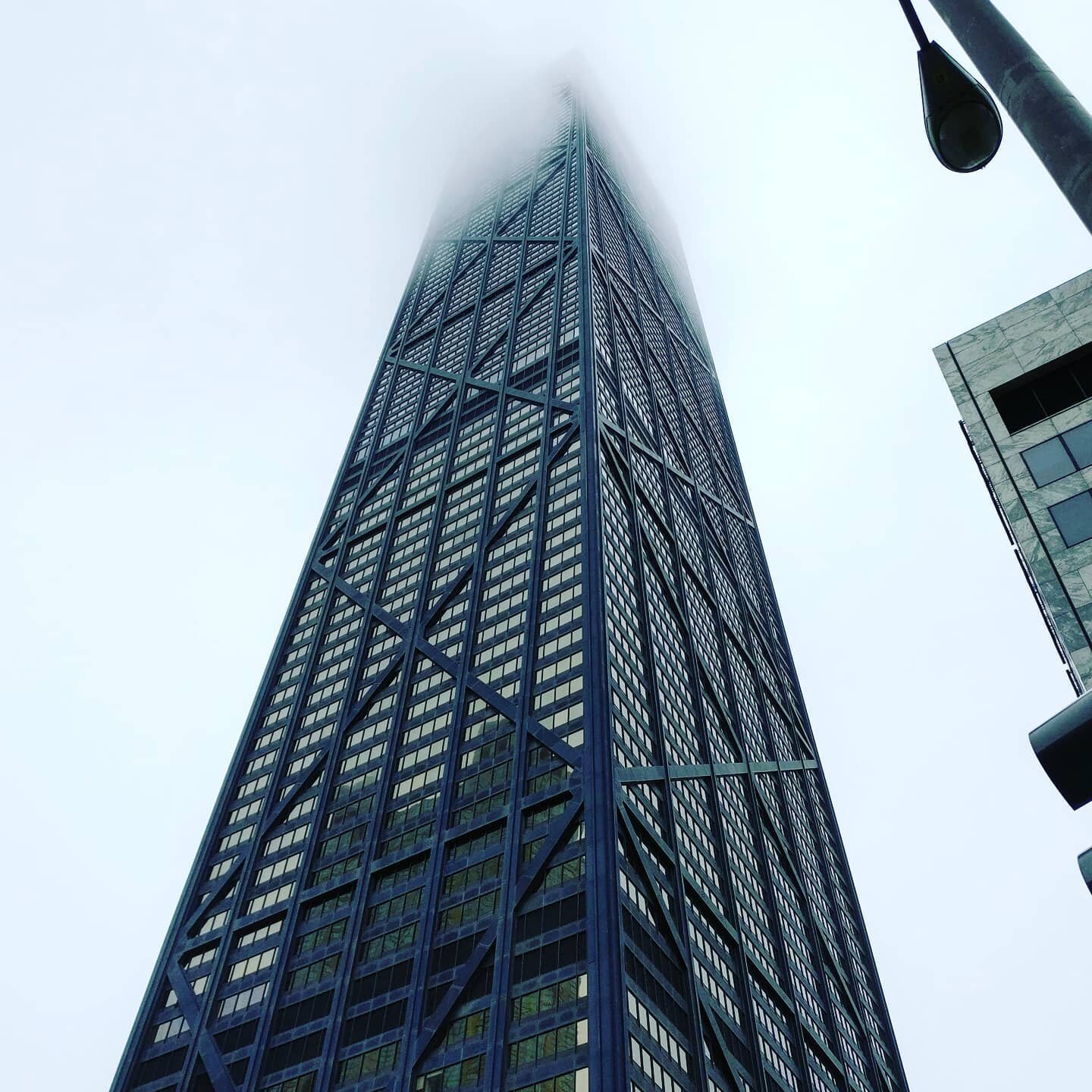 Formerly called the #johnhancockcenter, the #skyscraper at 875 North Michigan Ave in #chicago is a 100-storey steel #icon. The building is 457m (1500ft) at its highest point. Construction started in 1965. Construction was stopped in 1967 when the tow