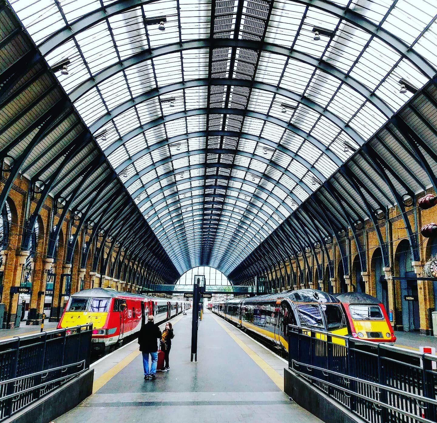 #kingscrossstation is a major train hub in #london🇬🇧 The platforms are beside rows of large #masonry #arches which support large #steel frames for the ceiling of the station. The #trainroute from #londontoedinburgh is a popular route. Even though i