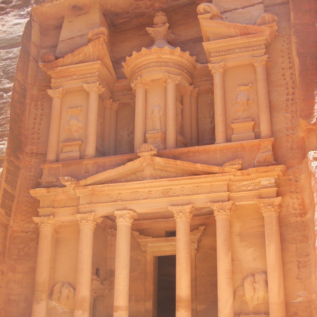 #thetreasury (Al-Khazneh in Arabic) is located in the ancient city of #petra , Jordan. Buildings in the city are carved out of the sandstone rock face. Although the Treasury is one of the most iconic structures, there are dozens of other buildings at