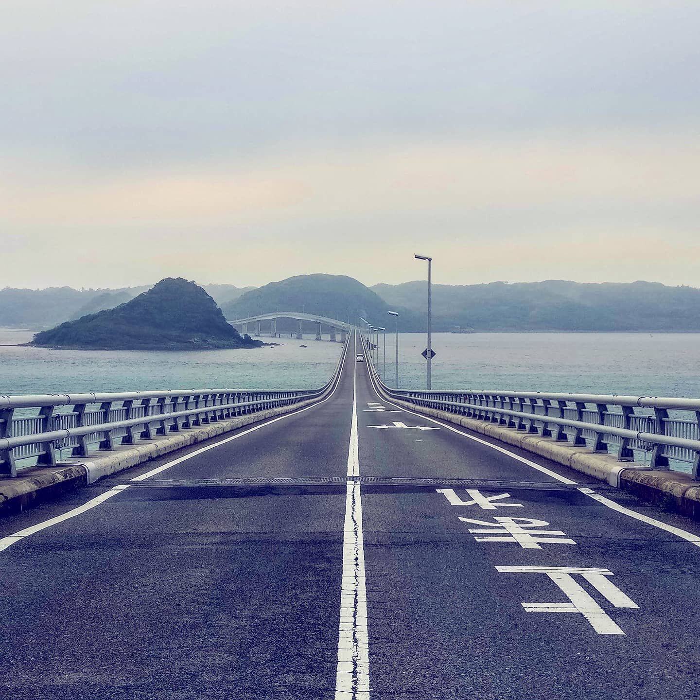 #tsunoshima bridge is in the southwestern prefecture of #yamaguci #japan. The bridge is 1780m (5840ft) in length and was built in the year 2000. 

#japan #bridge #bridges #bridgephotography #bridgesofinstagram #bridge #engineering #designinspiration 