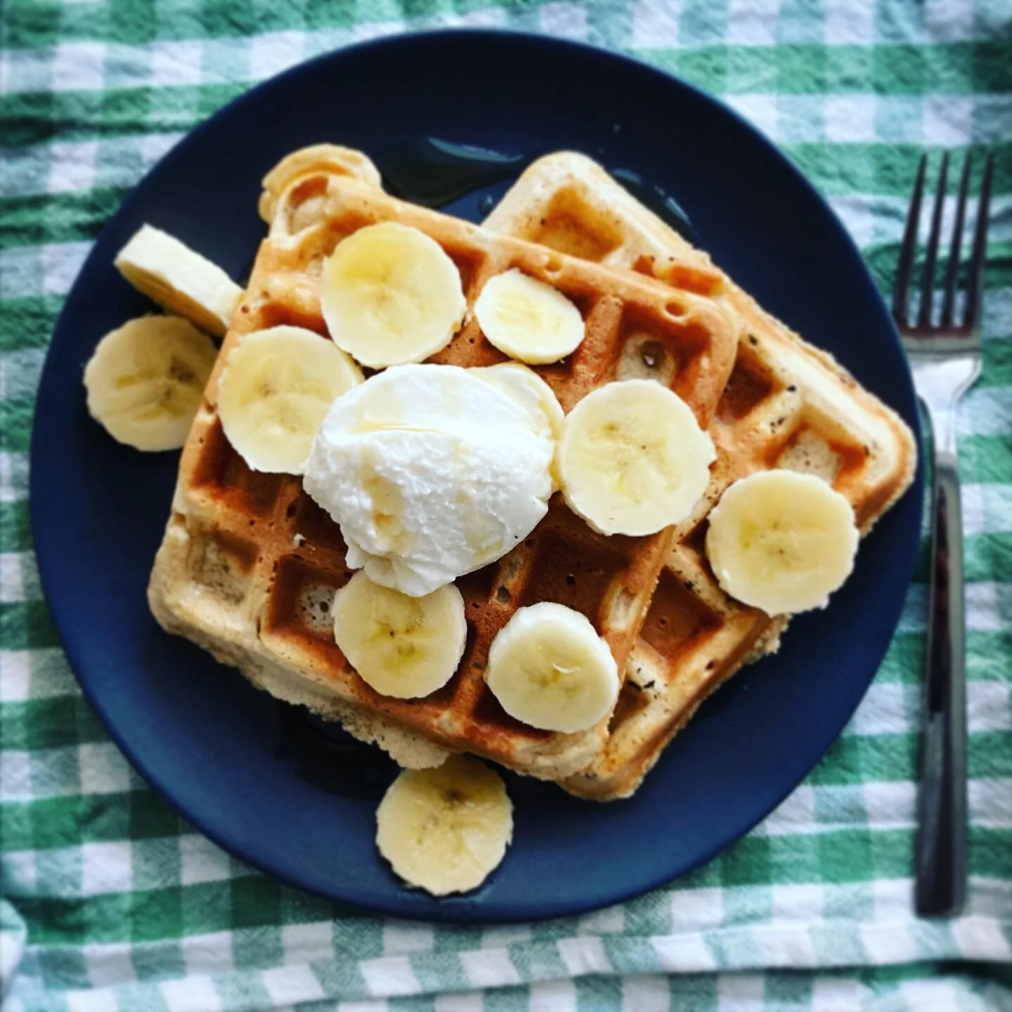 Protein waffles made with buckwheat flour, flaxseeds, protein powder, mashed bananas and whipped egg whites. Topped with kwark and bananas. Yummy for the whole family!
#weekendbreakfast #healthywaffles #familytime #proteinrich #marymade