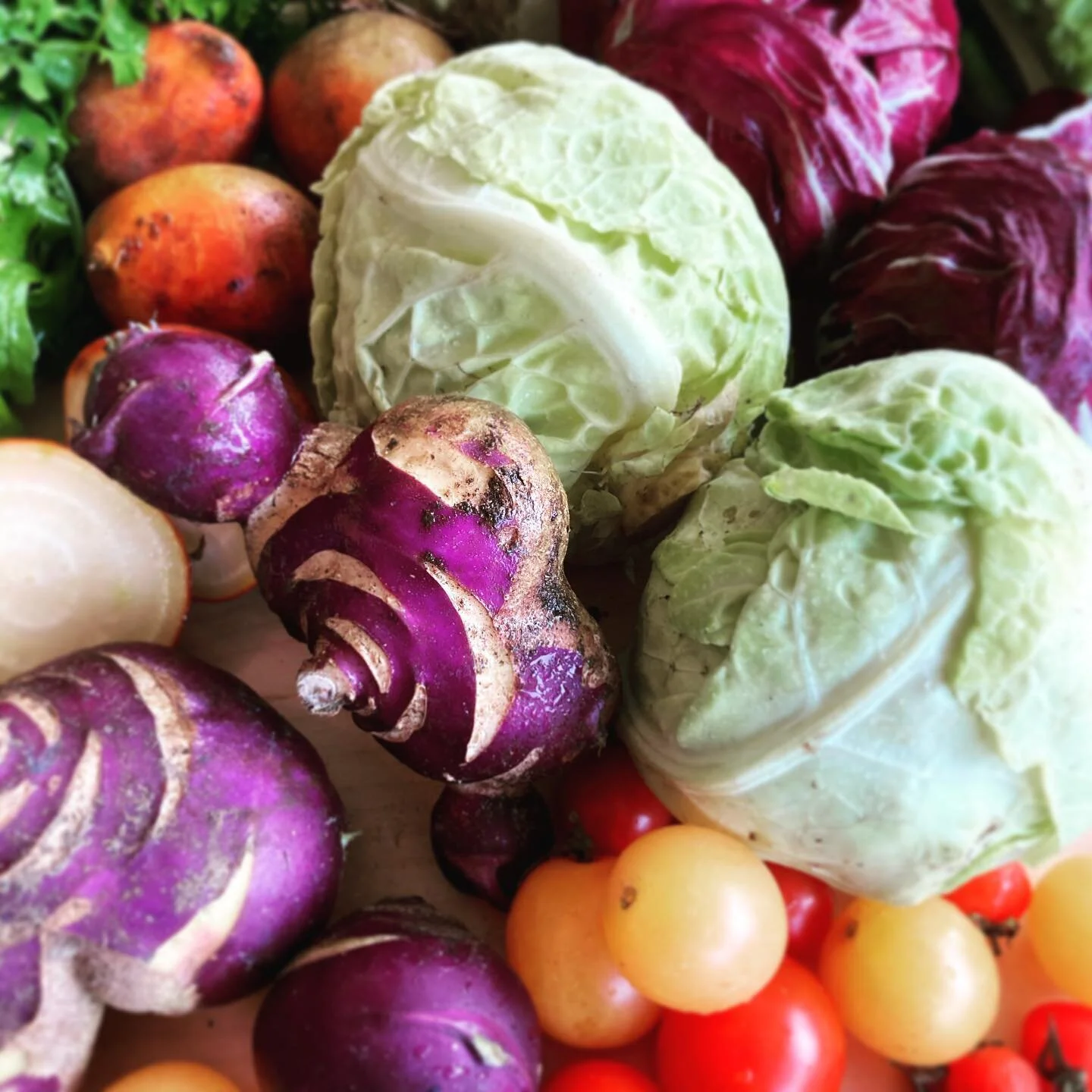 Another beautiful selection of organic and seasonal veggies to cook with this week from Ameslishof farm. #amelishof #biologisch #organicfood #homemade #nutritionist #chefprepared