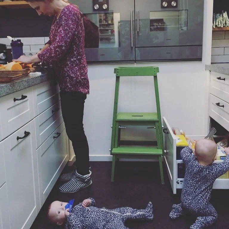 Cooking dinner with twins (and a toddler) back in the day.  #crazymomlife #momoftheyear #madewithlove❤️ #babytwins #homemadeandhealthy #tweelingmama #gezondeten #gezondevoeding
