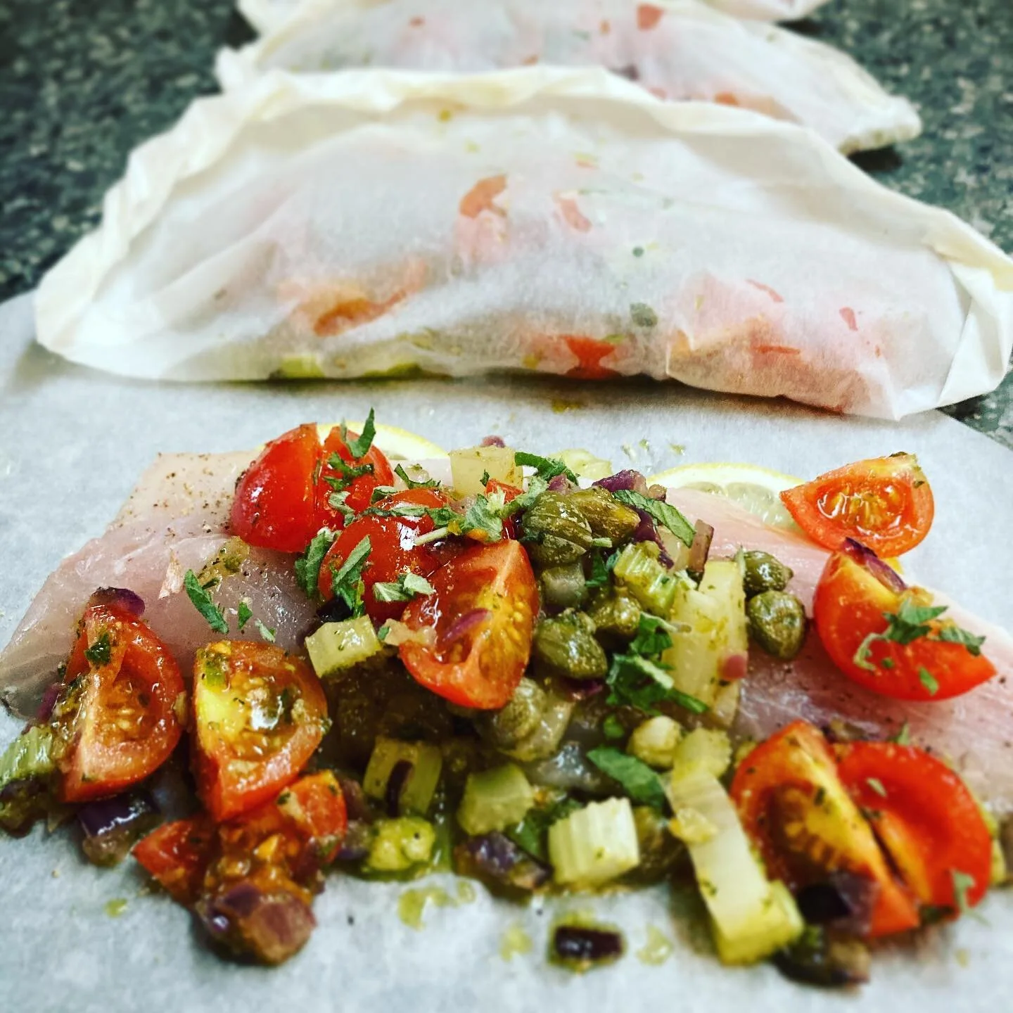Something light and healthy after all those heavy cold weather dishes? Seabass en papilotte steamed in its on juices with tomatoes, capers and oregano #seabassrecipe #healthyrecipes #visrecepten #gezondeten #personalchefservices #chefkok