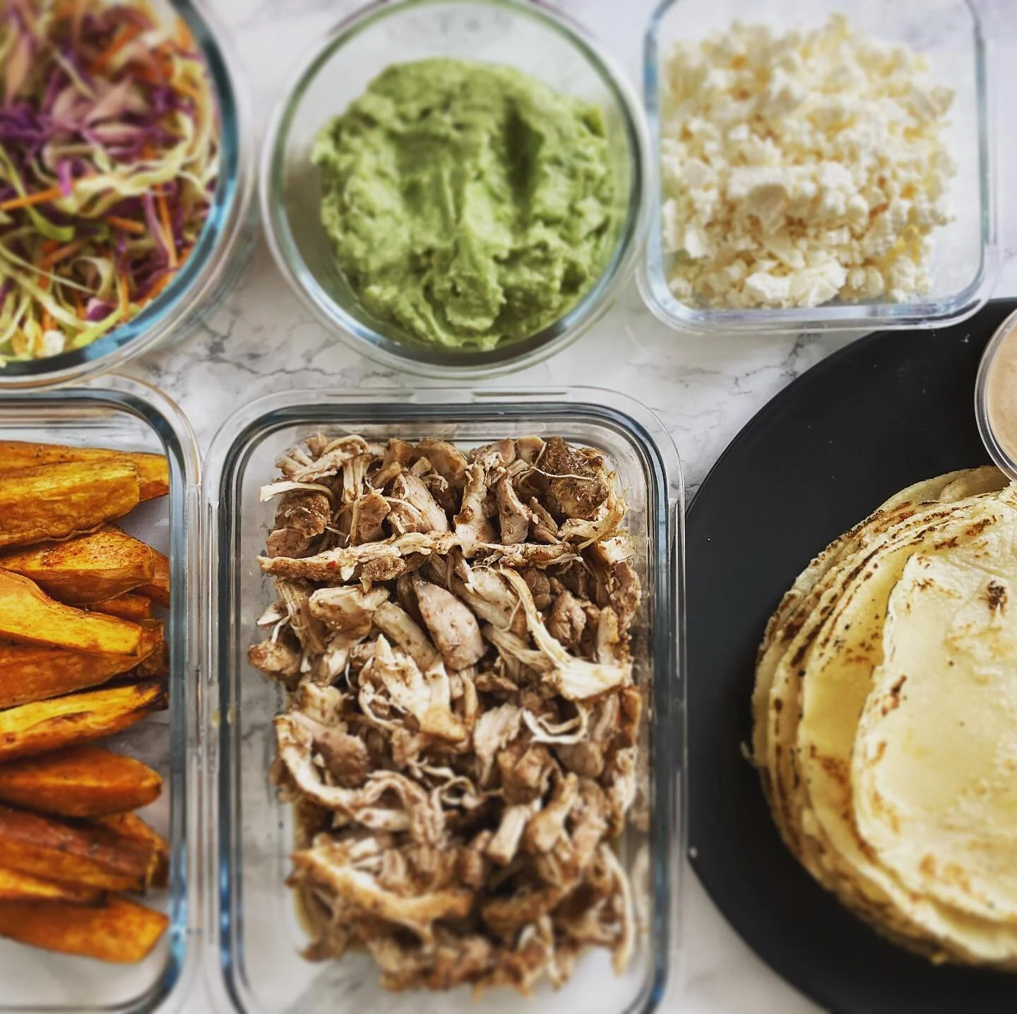 Pulled chicken wraps, guacamole sweet potato fries and homemade corn tortillas. #healthymeals #huisgemaakt #utrechteats #kidfriendlyfood #kraamtijd #utrechtfood