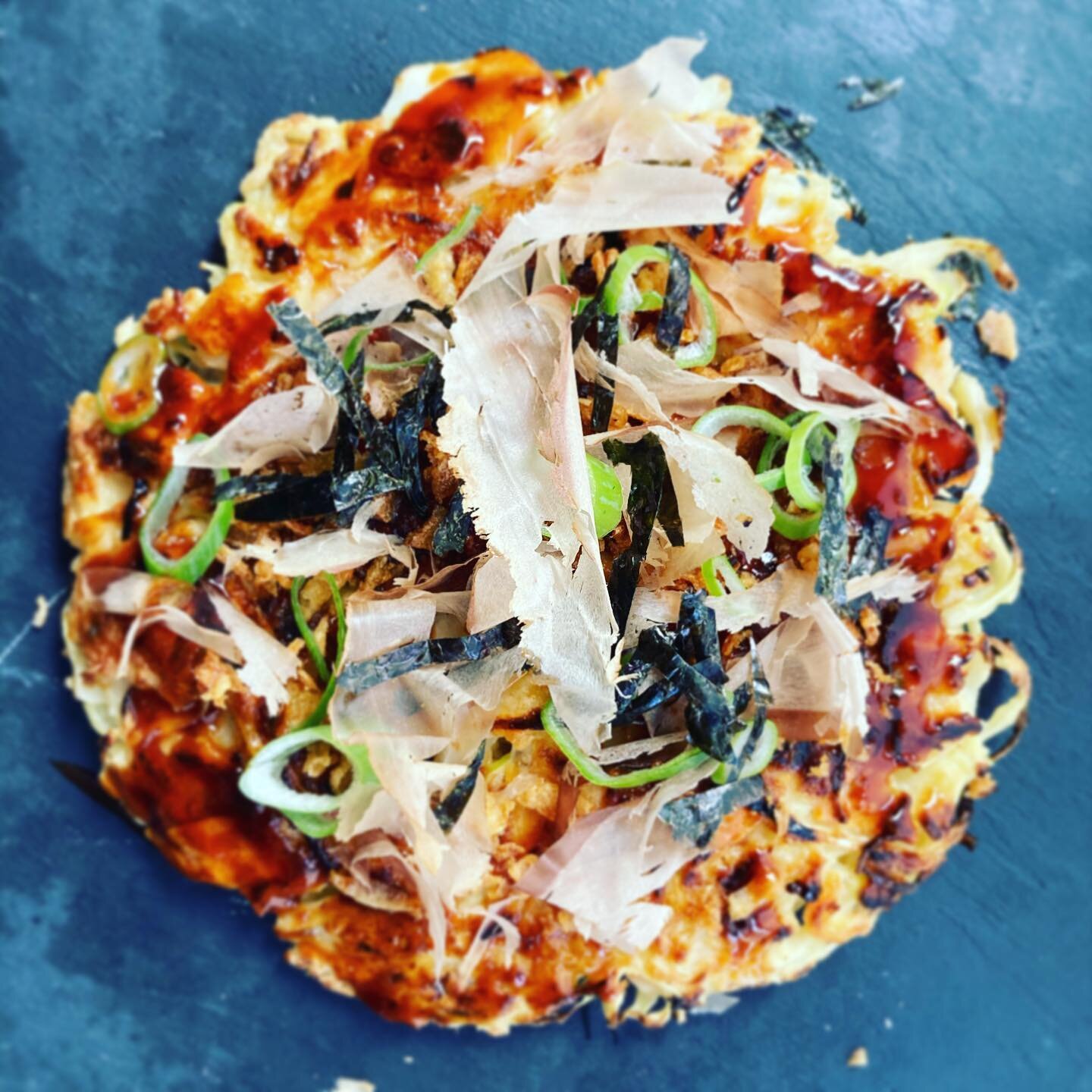 Okonomiyaki &ldquo;how you like&rdquo; pancake made how you like. Filled with shredded cabbage, prawns and egg.  Topped with bonito flakes green onion and seaweed #personalchef #gezonderecepten #utrechtfood #lekkerengezond #japanesefood #voedzaam