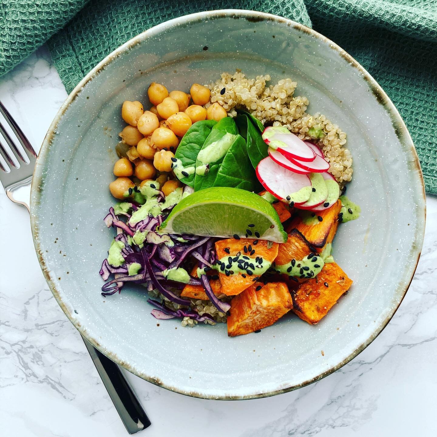 Buddha bowl with quinoa, chickpeas and roasted sweet potato #marymade #personalchef #cleaneating #gezonderecepten #buddhabowl #utrecht #utrechtfood #voedzaam