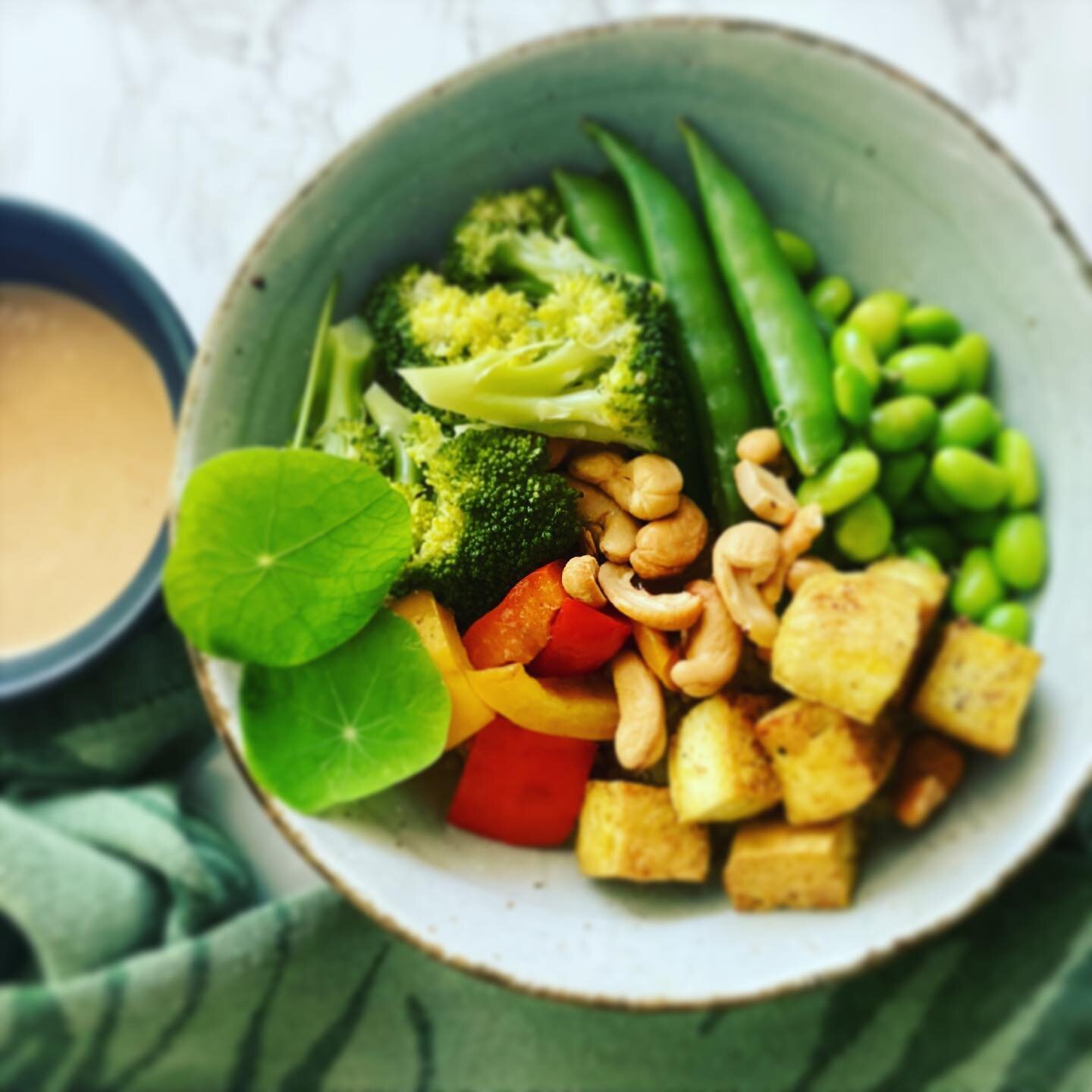 Buddha bowl, boordevol gezonde ingredi&euml;nten en geserveerd met een sesame-gemberdressing. #marymade #gezondeten #utrecht #utrechtfood #thuisbezorgd #vegetarisch #personalchef #chefkok #voedingsdeskundige
