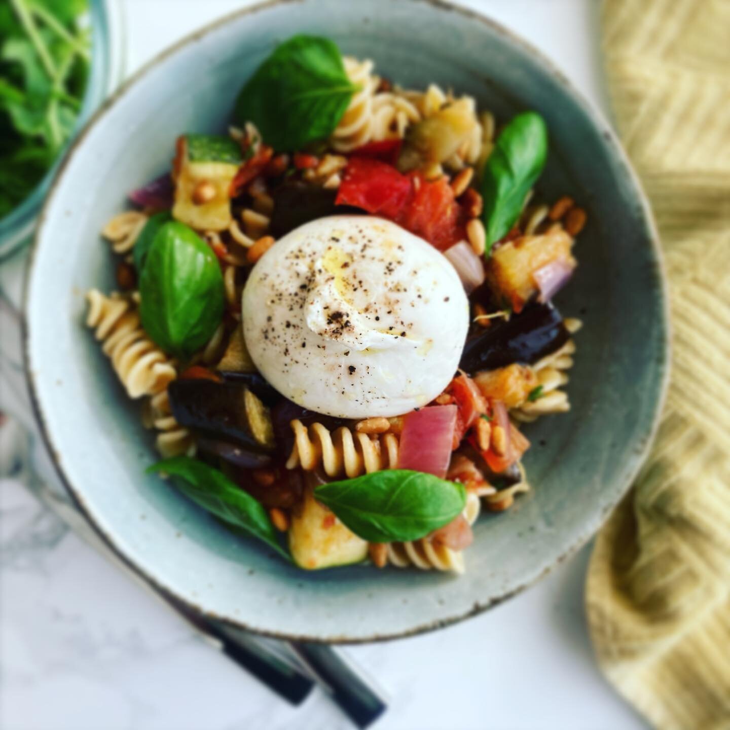 Burrata en ratatouille pasta salade met basilicum 🌿 😋 met dit warme weer geen zin moet koken? Personal Chef Mary to the rescue! #marymade #gezondeten #thuisbezorgd #voedingsdeskundige #makkelijkemaaltijd #utrecht #utrechtfood #utrechtcity #utrechtm