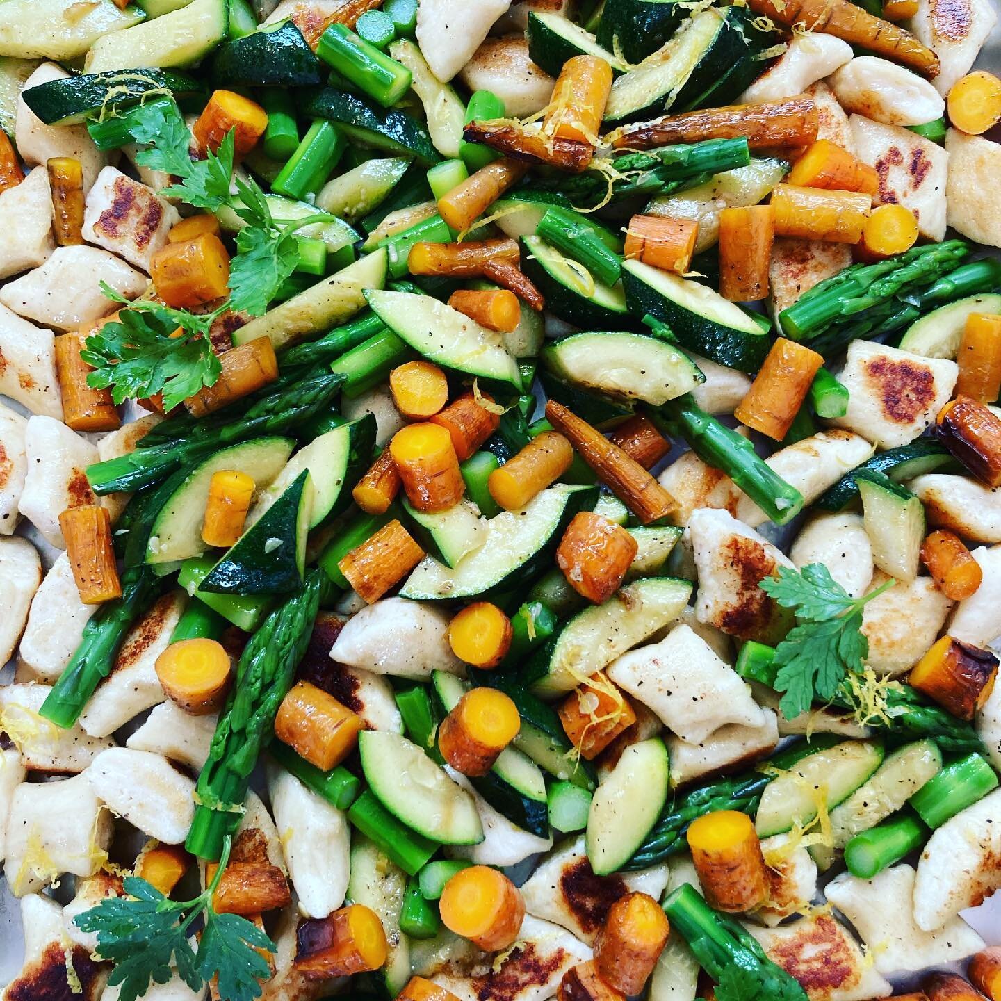 Handmade ricotta gnocchi with spring veggies 🧀 🥕 😋 #marymade#homemade #utrechteats #personalchefservices #noneedtocook #gezondeten #vegetarian #vegetarisch