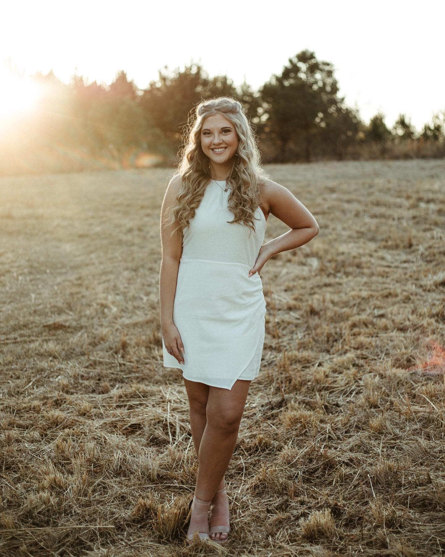 A small look into my senior sessions!👇🏼

Introducing✨@emmajeann ✨
-
The great thing about portrait sessions (or really any session), is that you can realllyyy make it authentic to you! 
I mean like, if you want emo&mdash;we&rsquo;ll make it emo🙌🏼