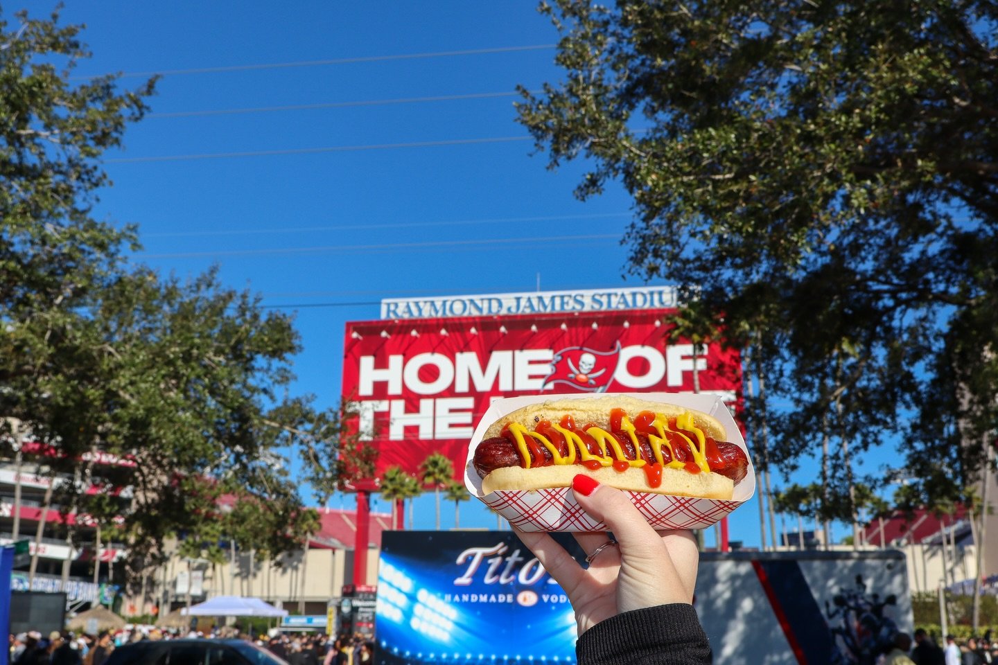 The pirates bring the party and Diggy Dogs brings the bite 🏴&zwj;☠️🌭

We&rsquo;re ready to serve on Gasparilla at Raymond James Stadium for Gaspy Music Fest

👏🏻10:30 AM - 4:30 PM
👏🏻4203 N Webb Ave

Follow the cheers, find the dogs, and fuel up 