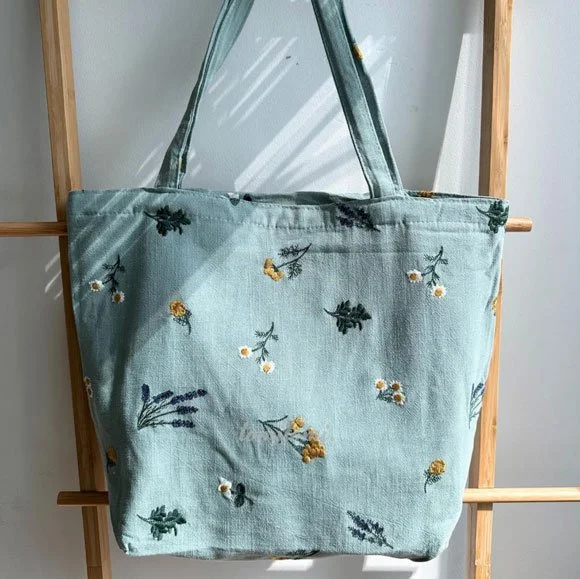 Tomitomi Boutique sage tote bag with embroidered flowers