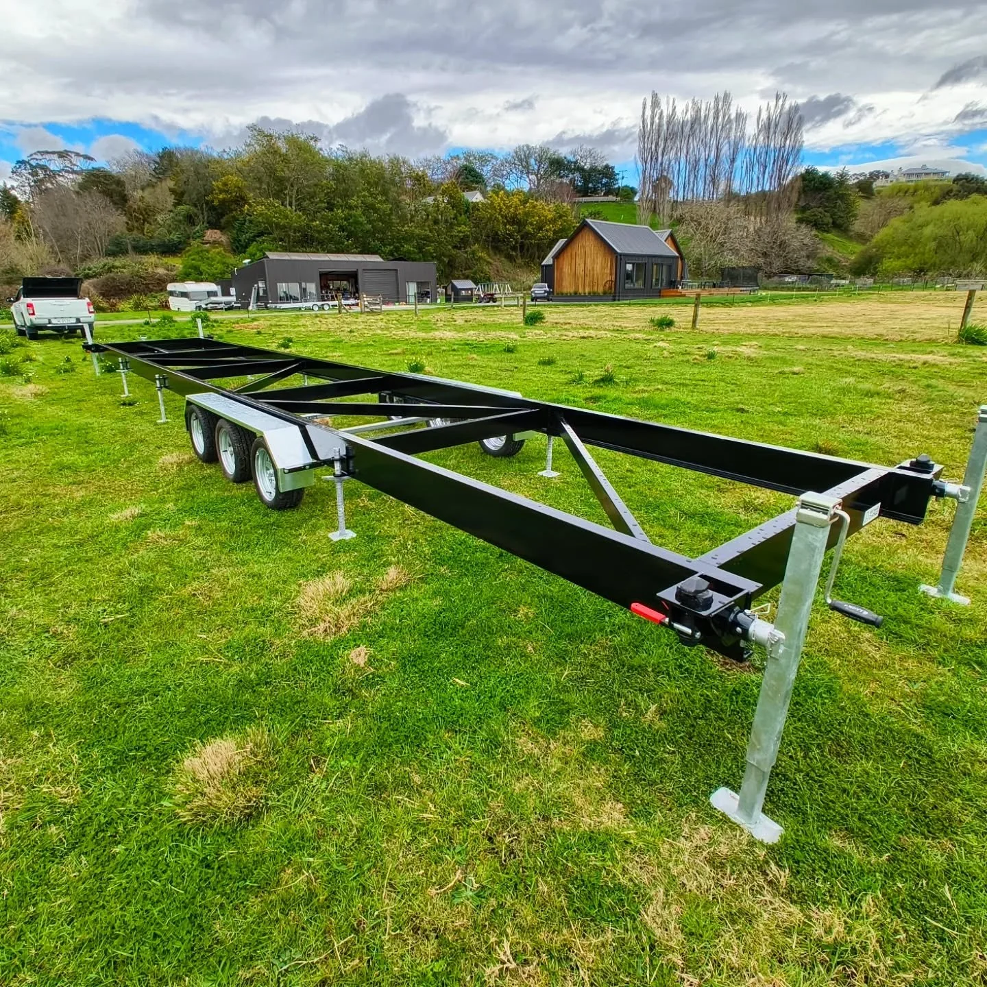 The massive 40 foot container trailer pushing the road legal limits at 12.5m long!
