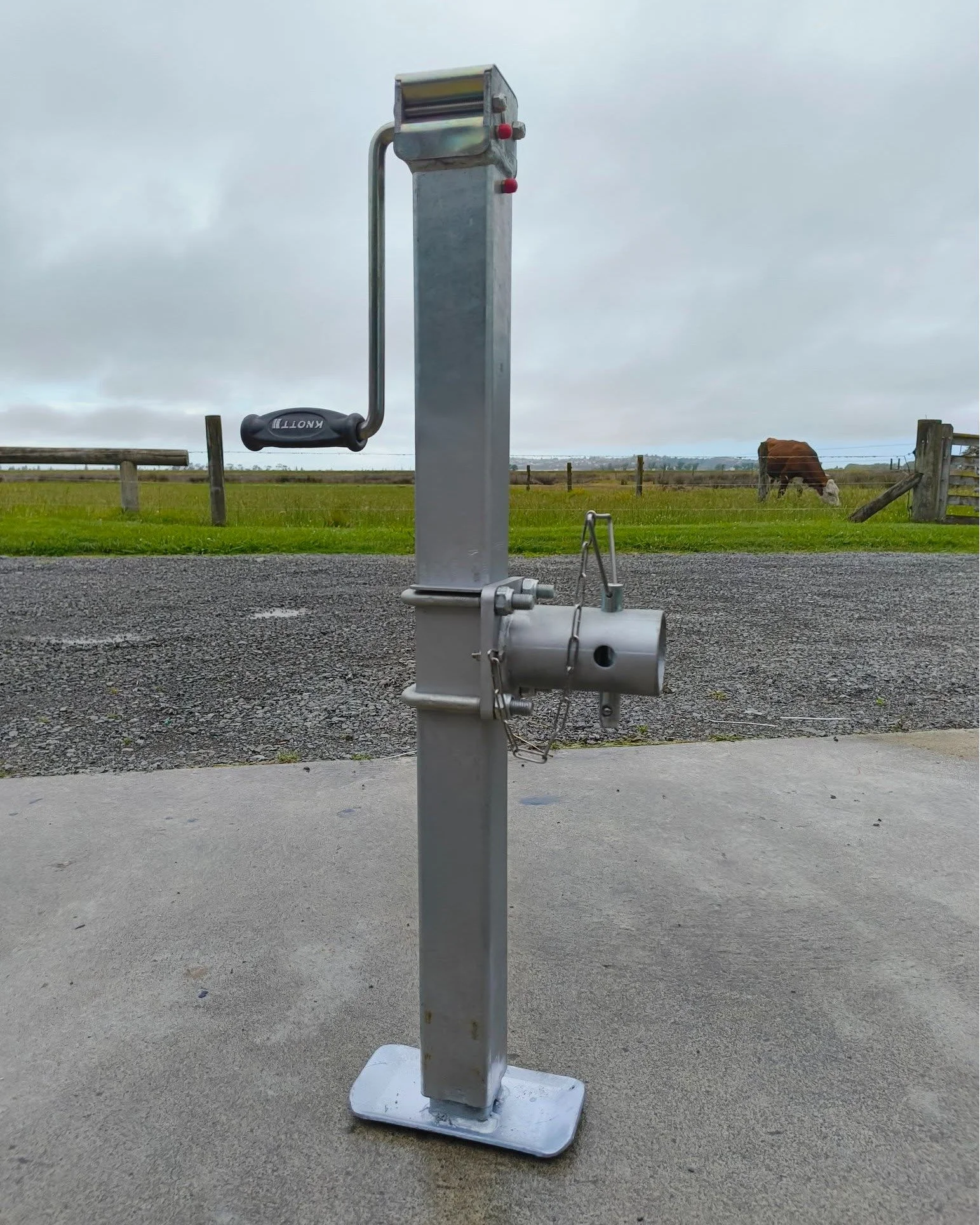 We are now able to adapt our lifting jacks with adjustable mounting heights to suit various applications. In addition, mounting can be changed to accept different receiver sizes and shapes. Or have a couple of different mounts for different situation