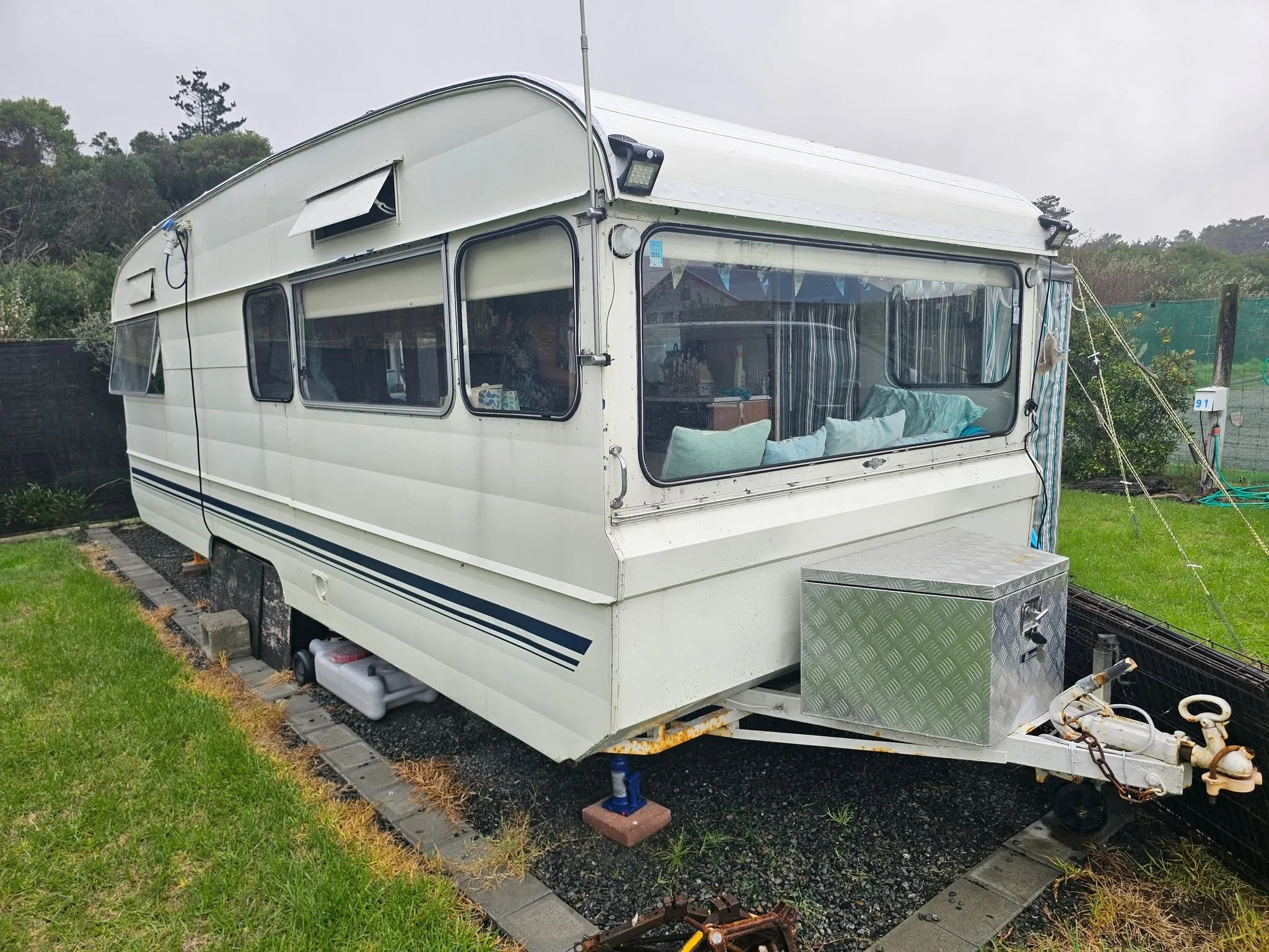 Before and after (swap) of the 1972 Oxford 6m 2T caravan tht failed its WoF because of trailer rust. Its owners wanted a reliable vehicle to tour New Zealand, and, loving its layout and leak-free design (unlike many modern vans), chose refurbishment 