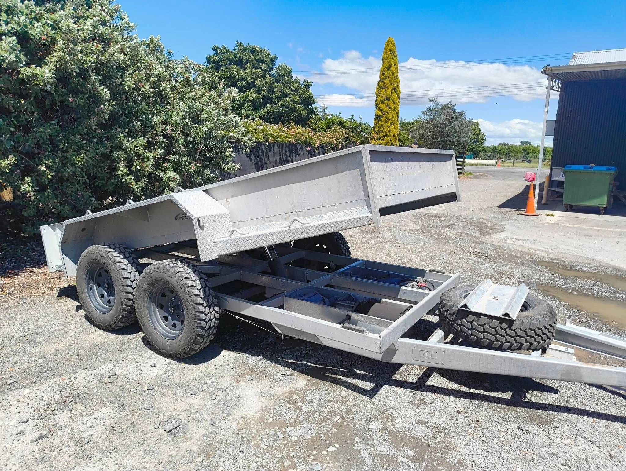 The tipper trailer consistently handles loads exceeding 3.5 tonnes off NZ roads. A year of hard work on still looks 👌 

@ottoengineering_containers #tippertrailer #trailernz