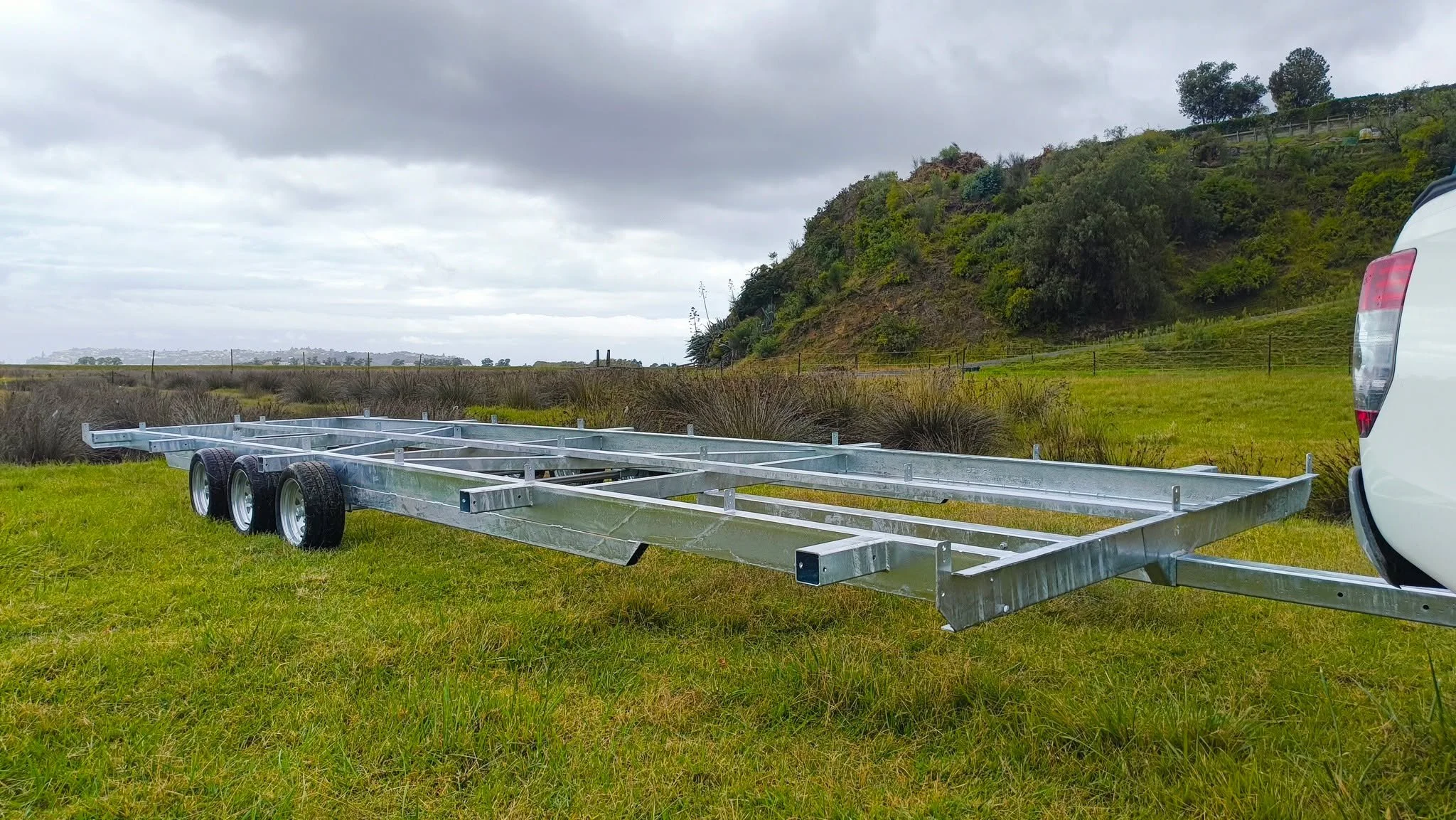 Looking to go wider than 3.1m and still transport your trailer to the building site at a reasonable cost? Check out the 3.6m Joblin tiny house trailer, perfect for those bigger builds.

#tinyhousenz #tinyhouse #tinyhome #tinyhousetrailer #oversizebui